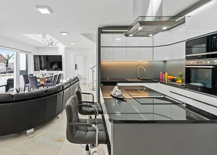 Sky9 Homes & - Vienna South Βίλα