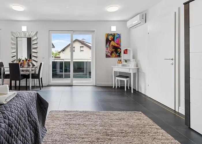 Sky9 Homes & - Vienna South *