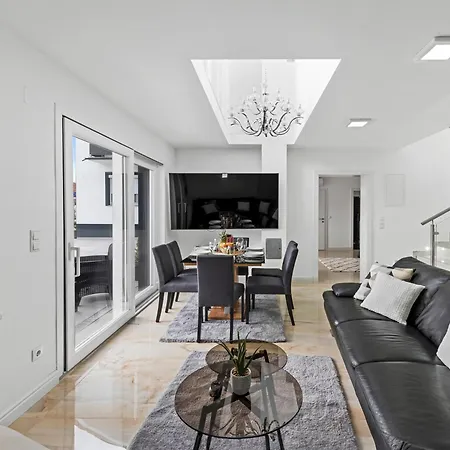 Sky9 Homes & - Vienna South *